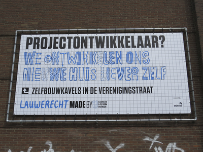 907837 Afbeelding van een groot spandoek met reclame voor de zelfbouwkavels in de Verenigingstraat te Utrecht, op de ...